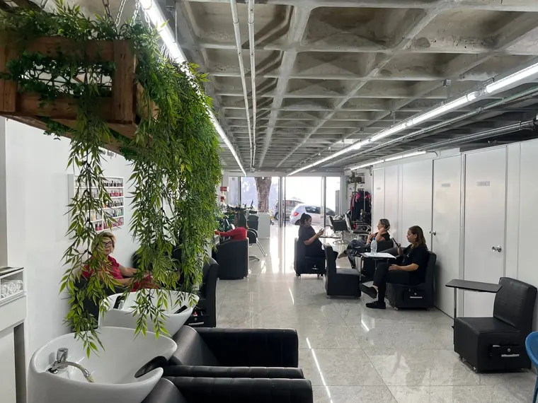 Corredor do salão, com lavatórios e plantas