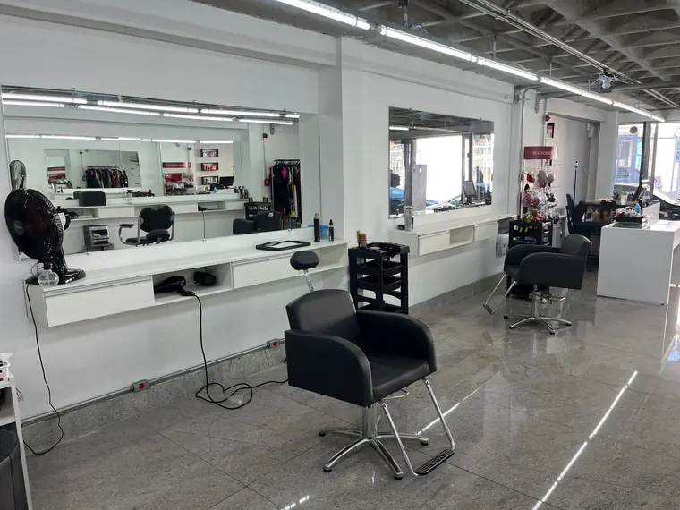 Estações de cabelo com espelhos e bancada branca