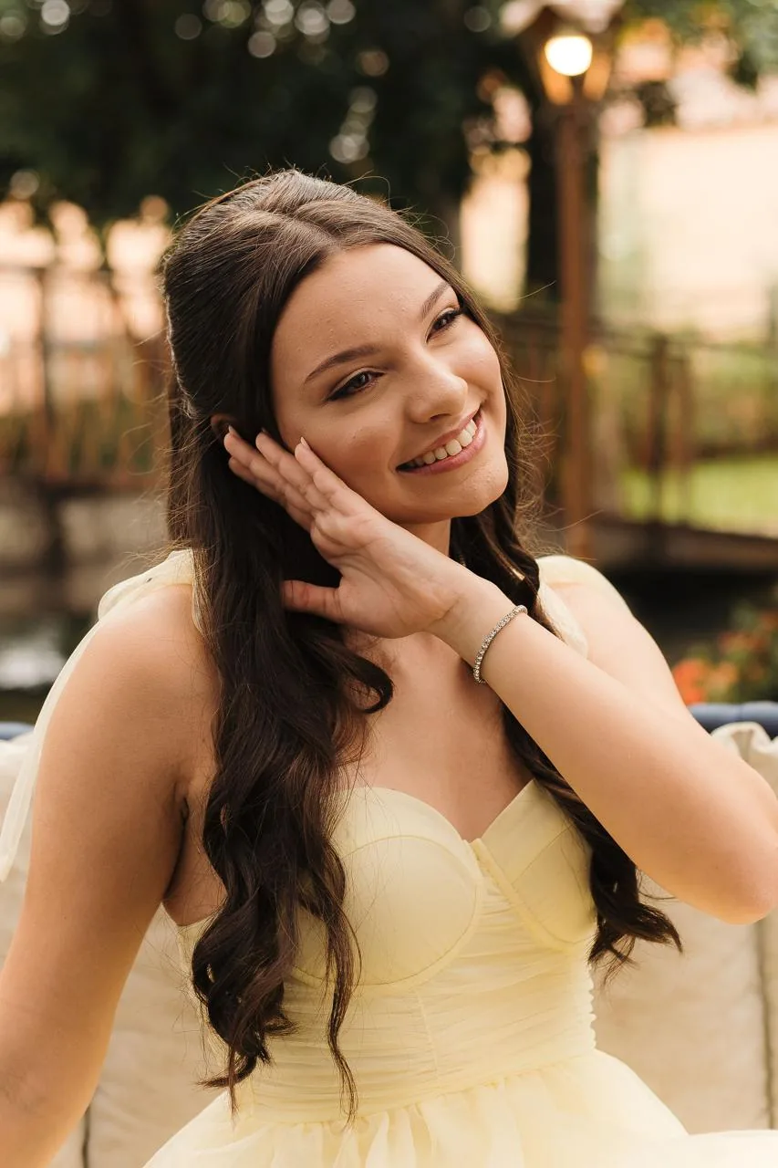 Debutante com penteado e maquiagem feitos no estúdio para a festa de 15 anos