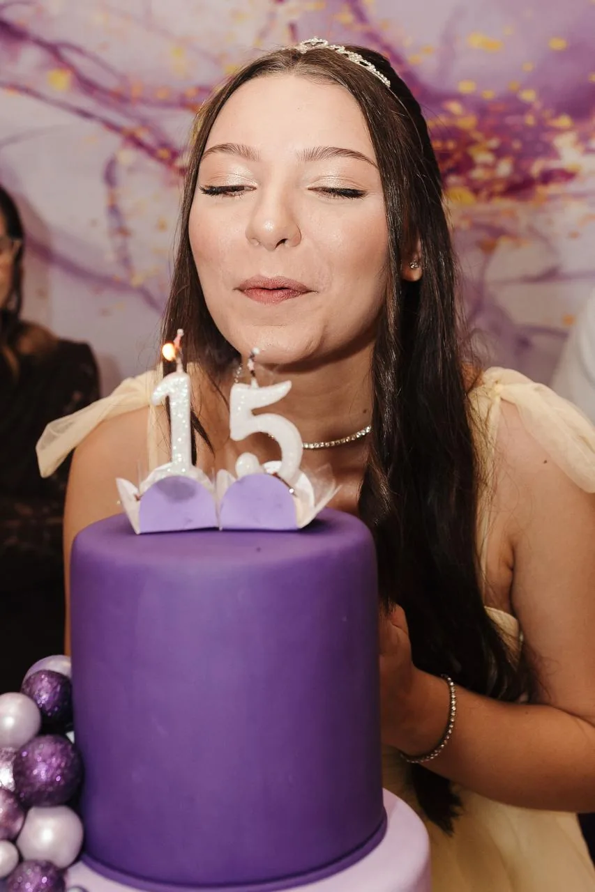 Debutante com penteado e maquiagem feitos no estúdio para a festa de 15 anos