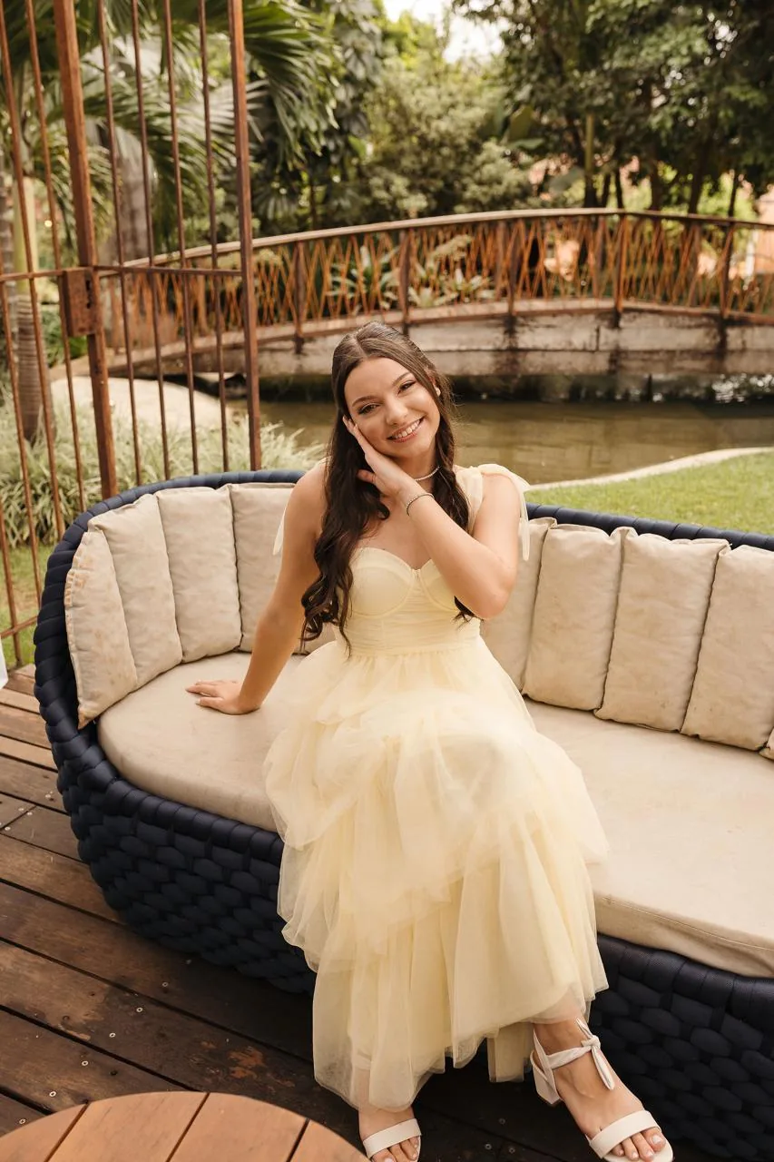 Debutante com penteado e maquiagem feitos no estúdio para a festa de 15 anos