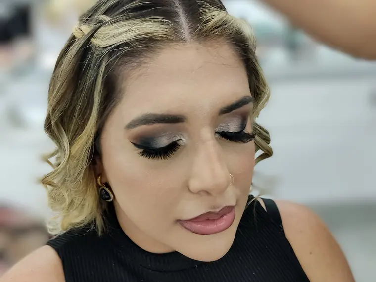 Maquiagem em tons neutros com penteado trançado, feita no estúdio